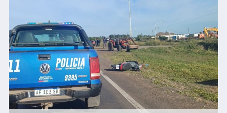 Villa Ocampo: dos mujeres fueron trasladadas al SAMCo tras un accidente entre un tractor y una moto.