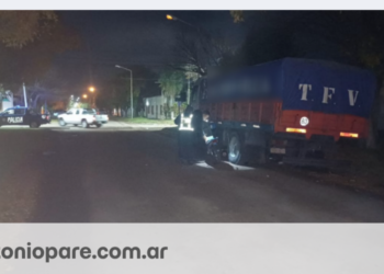 Motociclista resultó herido tras chocar contra un camión estacionado en Villa Ocampo.