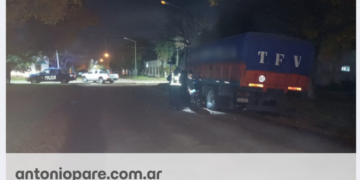 Motociclista resultó herido tras chocar contra un camión estacionado en Villa Ocampo.