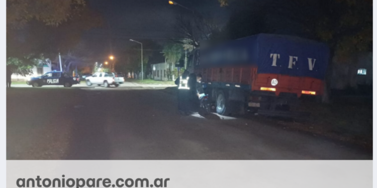 Motociclista resultó herido tras chocar contra un camión estacionado en Villa Ocampo.