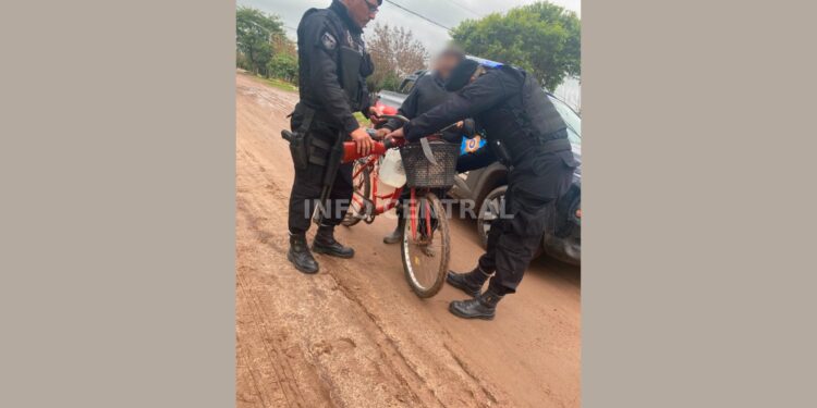 Las Toscas: aprehenden a un hombre que transportaba un arma modificada, municiones y armas blancas.