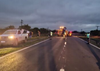 Villa Ocampo: Camión de Soda Cachito despistó en Ruta Nacional 11 y debió ser retirado con corte total del tránsito.