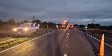 Villa Ocampo: Camión de Soda Cachito despistó en Ruta Nacional 11 y debió ser retirado con corte total del tránsito.