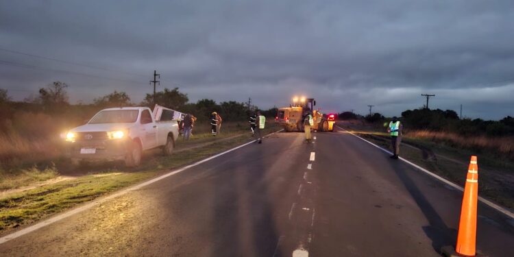 Villa Ocampo: Camión de Soda Cachito despistó en Ruta Nacional 11 y debió ser retirado con corte total del tránsito.