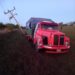 Un camión despistó sobre la Ruta Nacional 11 y terminó chocando contra un poste de energía.