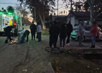 Una ciclista resultó herida tras un choque con un automóvil en Villa Ana.