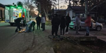 Una ciclista resultó herida tras un choque con un automóvil en Villa Ana.