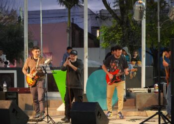 VILLA OCAMPO: EXITOSO ENCUENTRO MUSICAL EN PLAZA SAN MARTÍN.