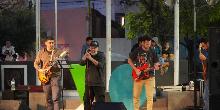 VILLA OCAMPO: EXITOSO ENCUENTRO MUSICAL EN PLAZA SAN MARTÍN.