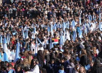 Pullaro encabezó la Promesa de Lealtad a la Bandera de miles de estudiantes de todo el país.