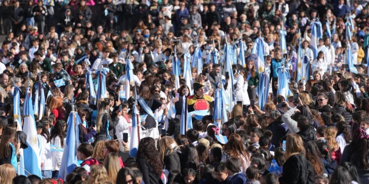 Pullaro encabezó la Promesa de Lealtad a la Bandera de miles de estudiantes de todo el país.