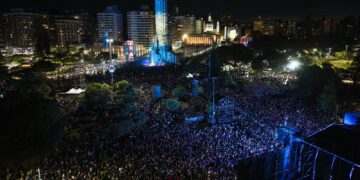 20 de Junio histórico: al pie del Monumento renovado por la Provincia, más de 350.000 personas celebraron el Día de la Bandera.