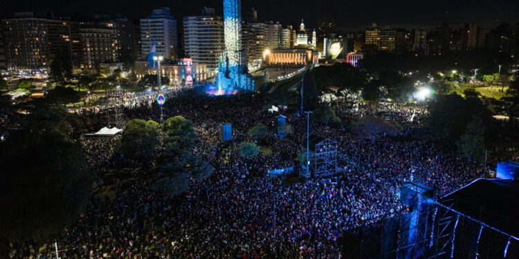 20 de Junio histórico: al pie del Monumento renovado por la Provincia, más de 350.000 personas celebraron el Día de la Bandera.