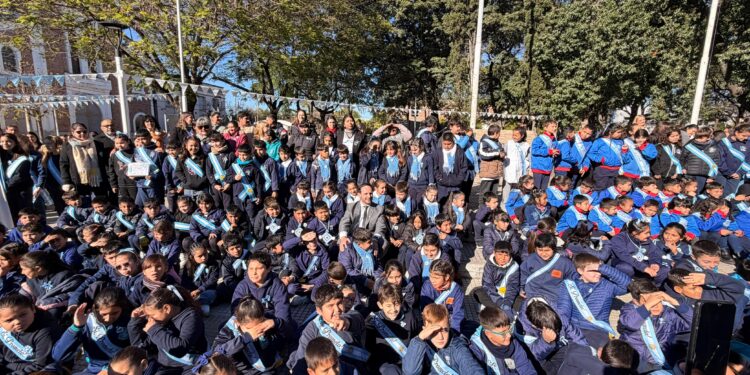 VILLA OCAMPO CONMEMORÓ EL DÍA DE LA BANDERA CON EL ACTO OFICIAL Y LA PROMESA DE LEALTAD DE ESTUDIANTES DE 4º GRADO.