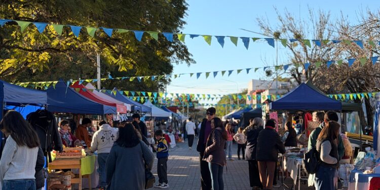 VILLA OCAMPO: SE REALIZÓ UNA NUEVA EDICIÓN DE LA FERIA OCAMPENSE CON MÚSICA Y EMPRENDEDURISMO LOCAL.