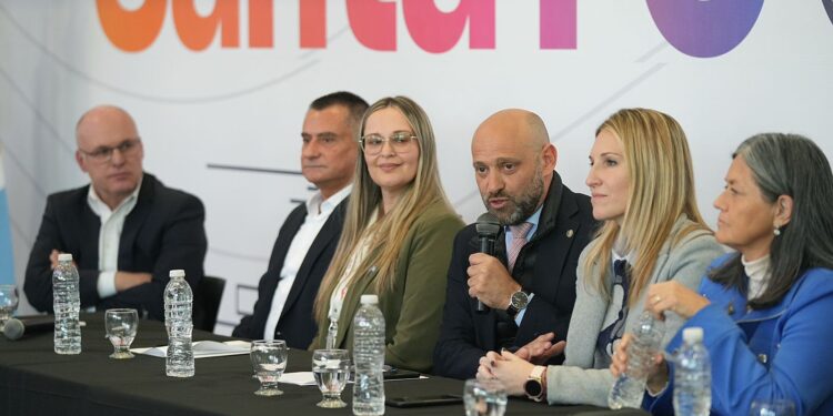 Histórico: Provincia anunció que por primera vez la ciudad de Santa Fe tendrá un vuelo internacional regular y será a Florianópolis.