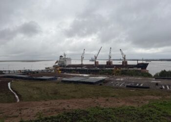 Desde el muelle de la Zona Franca Santafesina, se concretó la exportación de 30 mil toneladas de acero producido 100 % en la provincia.
