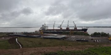 Desde el muelle de la Zona Franca Santafesina, se concretó la exportación de 30 mil toneladas de acero producido 100 % en la provincia.