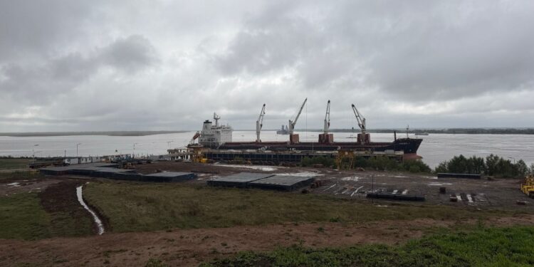 Desde el muelle de la Zona Franca Santafesina, se concretó la exportación de 30 mil toneladas de acero producido 100 % en la provincia.