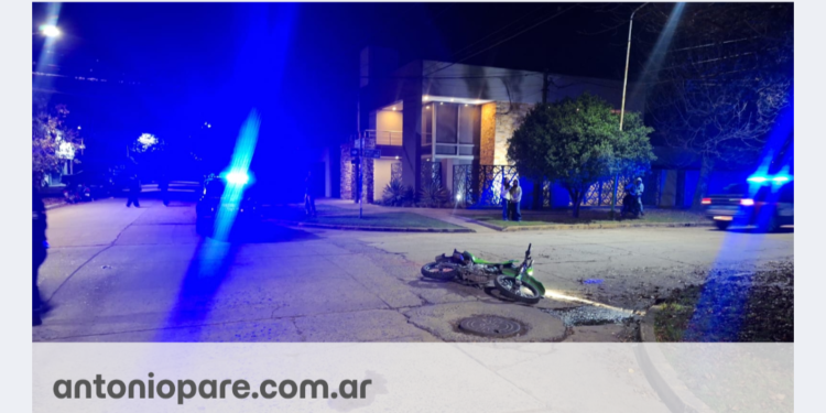 LAS TOSCAS: DOS JÓVENES RESULTARON HERIDOS TRAS UN ACCIDENTE ENTRE UNA CAMIONETA Y UNA MOTOCICLETA.