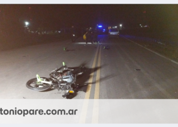 Accidente en Villa Ana: tres personas hospitalizadas tras una colisión entre un automóvil y una motocicleta.
