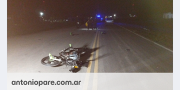 Accidente en Villa Ana: tres personas hospitalizadas tras una colisión entre un automóvil y una motocicleta.