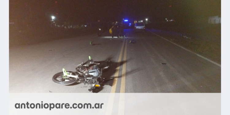 Accidente en Villa Ana: tres personas hospitalizadas tras una colisión entre un automóvil y una motocicleta.