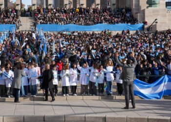 Pullaro encabezó el acto de Promesa de Lealtad a la Bandera ante más de 8.000 alumnos de todo el país.