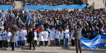 Pullaro encabezó el acto de Promesa de Lealtad a la Bandera ante más de 8.000 alumnos de todo el país.