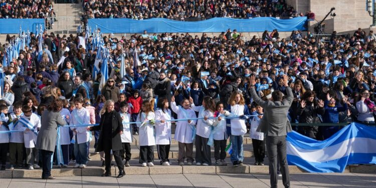 Pullaro encabezó el acto de Promesa de Lealtad a la Bandera ante más de 8.000 alumnos de todo el país.