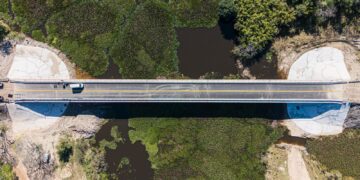 Potenciar el norte santafesino: Pullaro inaugura el nuevo puente sobre el arroyo El Pindó en la Ruta 32.