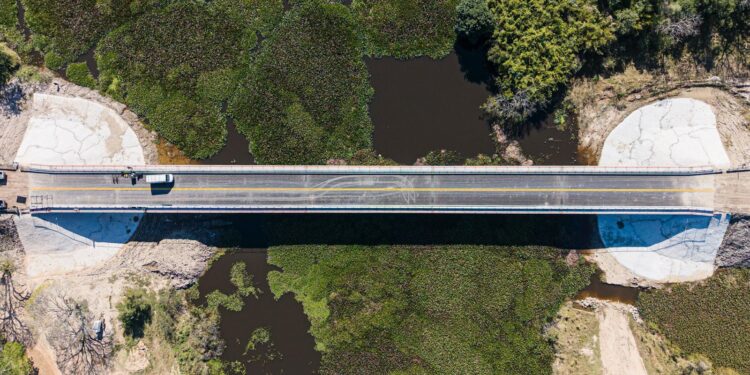 Potenciar el norte santafesino: Pullaro inaugura el nuevo puente sobre el arroyo El Pindó en la Ruta 32.