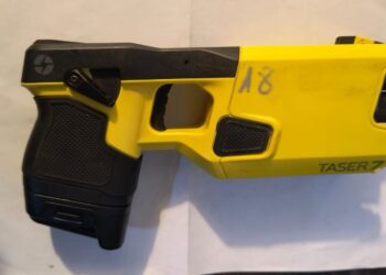 La Policía usó la pistola Taser para evitar que un joven agrediera a su madre con un hacha y un pico en Rosario.