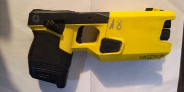 La Policía usó la pistola Taser para evitar que un joven agrediera a su madre con un hacha y un pico en Rosario.