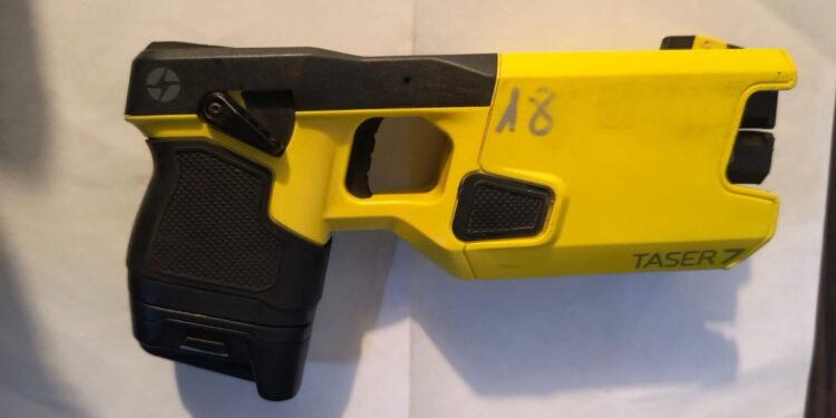 La Policía usó la pistola Taser para evitar que un joven agrediera a su madre con un hacha y un pico en Rosario.
