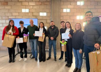 Estudiantes de Romang y Reconquista ganaron “HackIA el Bullying”.