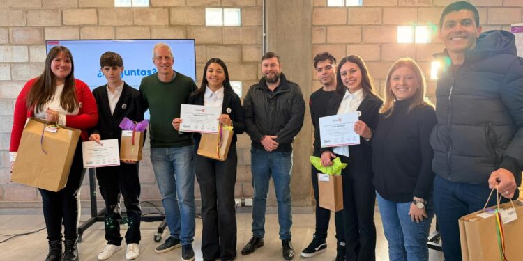 Estudiantes de Romang y Reconquista ganaron “HackIA el Bullying”.