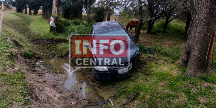 Lanteri: un automóvil despistó y terminó en una cuneta; una mujer y dos menores fueron hospitalizados.
