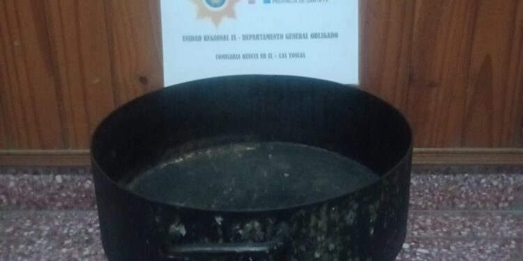 Las Toscas: recuperan una olla de hierro robada y aprehenden al presunto autor del hurto.