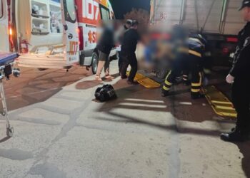 Motociclista sufrió lesiones tras chocar contra un camión estacionado en Villa Ocampo.