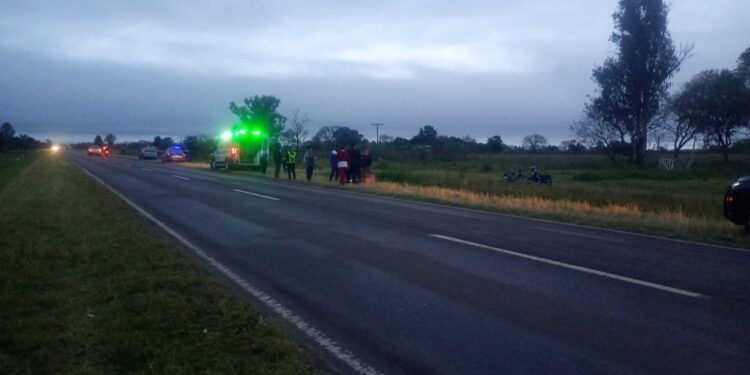 Las Toscas: Dos motocicletas chocaron sobre la Ruta Nacional 11 y dos personas resultaron heridas.