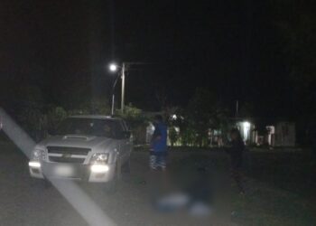 Choque entre una camioneta y una motocicleta dejó dos personas hospitalizadas en San Antonio de Obligado.
