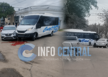Reconquista: un automovilista fue hospitalizado tras chocar con un minibús.