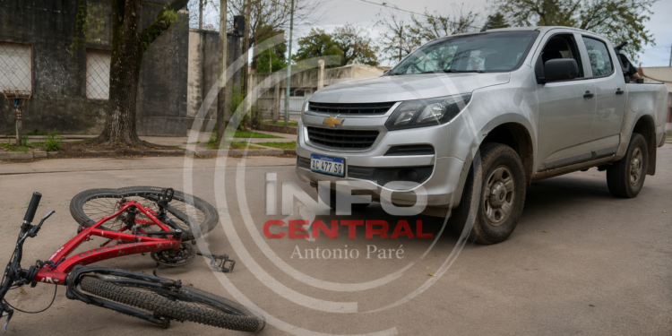 Reconquista: un menor en bicicleta chocó con una camioneta y fue asistido por el 107.