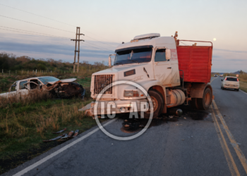 Los Laureles: choque entre un camión y una camioneta sobre la Ruta 11 El siniestro ocurrió cerca del arroyo Malabrigo. No hubo personas lesionadas.