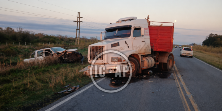 Los Laureles: choque entre un camión y una camioneta sobre la Ruta 11 El siniestro ocurrió cerca del arroyo Malabrigo. No hubo personas lesionadas.