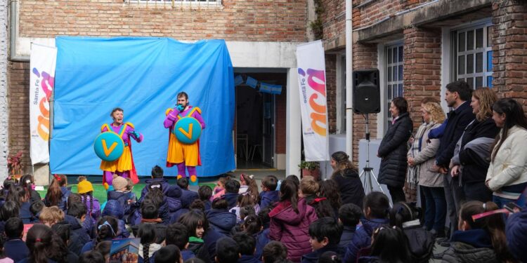 Vax Team: el gobernador Pullaro encabezó una nueva jornada de la campaña de vacunación infantil que es única en todo el país.