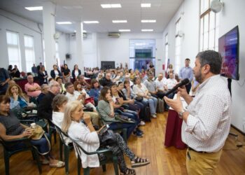 Provincia capacita a personas mayores en herramientas digitales para acceder a servicios públicos y cuidarse de las estafas.