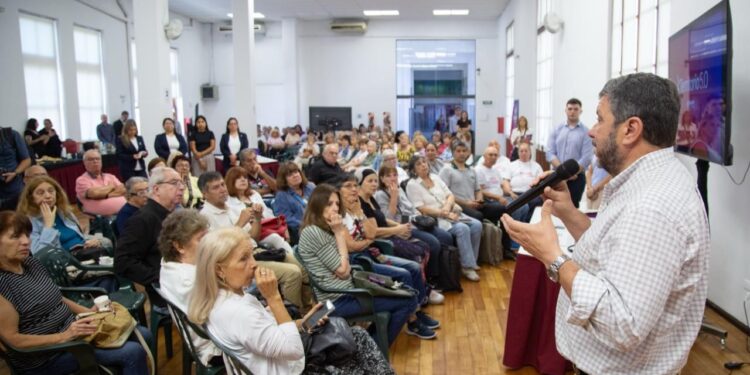 Provincia capacita a personas mayores en herramientas digitales para acceder a servicios públicos y cuidarse de las estafas.