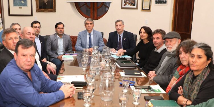 Provincia ofreció aumentos de hasta 15,5 % para el segundo semestre con mínimos garantizados, alcanzando un 36 % de aumento anual.